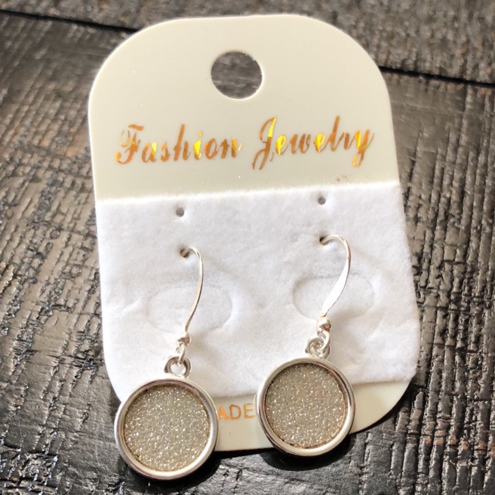 NWOT Silver Tone Glittery Disc Earrings! - Picture 1 of 5
